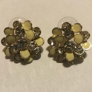 Stud jewel and cream earrings